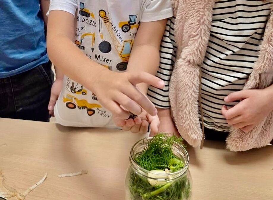 Kisimy ogórki – zajęcia kulinarne w naszym przedszkolu to jedne z ulubionych przez dzieci .