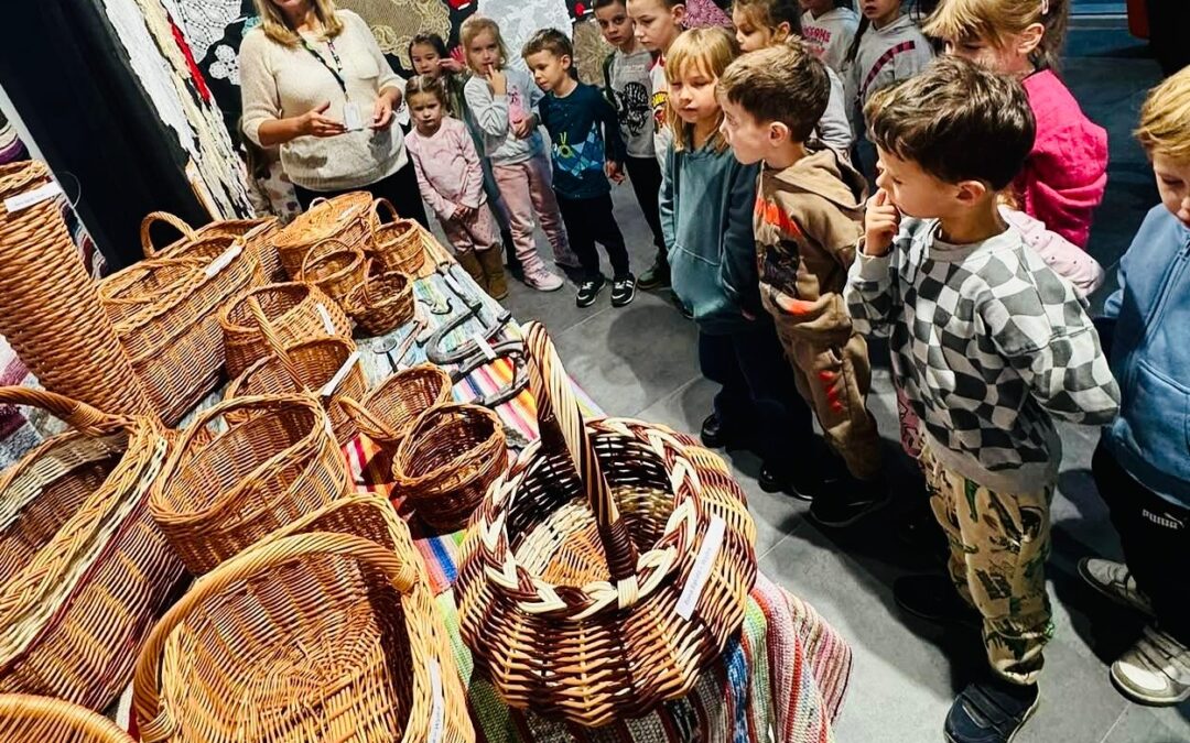 Przedszkolaki na wystawie „Artystyczna Twórczość Wsi” organizowanej przez Puławski Klub Twórców Ludowych.