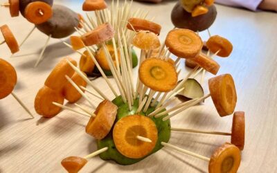 Jak zachęcić dzieci do jedzenia warzyw i owoców?  Jednym ze sposobów może być wspólne przygotowanie owocowych szaszłyków lub owocowo-warzywnych zwierzątek .