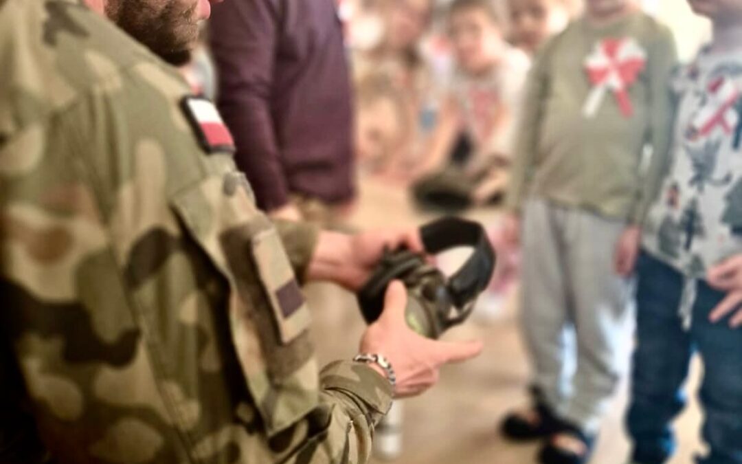 Czasami wychodzimy z przedszkola, odwiedzamy ciekawe miejsca, spotykamy się z ciekawymi ludźmi. Z oczekiwaniu na 11 listopada to nas  odwiedził żołnierz WP.