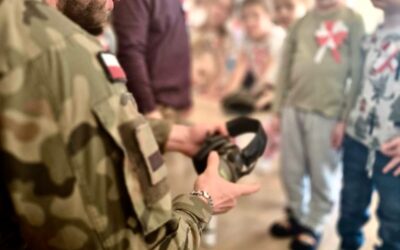 Czasami wychodzimy z przedszkola, odwiedzamy ciekawe miejsca, spotykamy się z ciekawymi ludźmi. Z oczekiwaniu na 11 listopada to nas  odwiedził żołnierz WP.