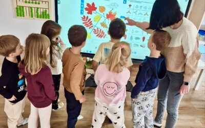 Prowadzenie zajęć z użyciem monitora interaktywnego: rozwija kreatywność, zwiększa zaangażowanie dzieci, ułatwia naukę. A co najważniejsze – dzieciom się podoba :)