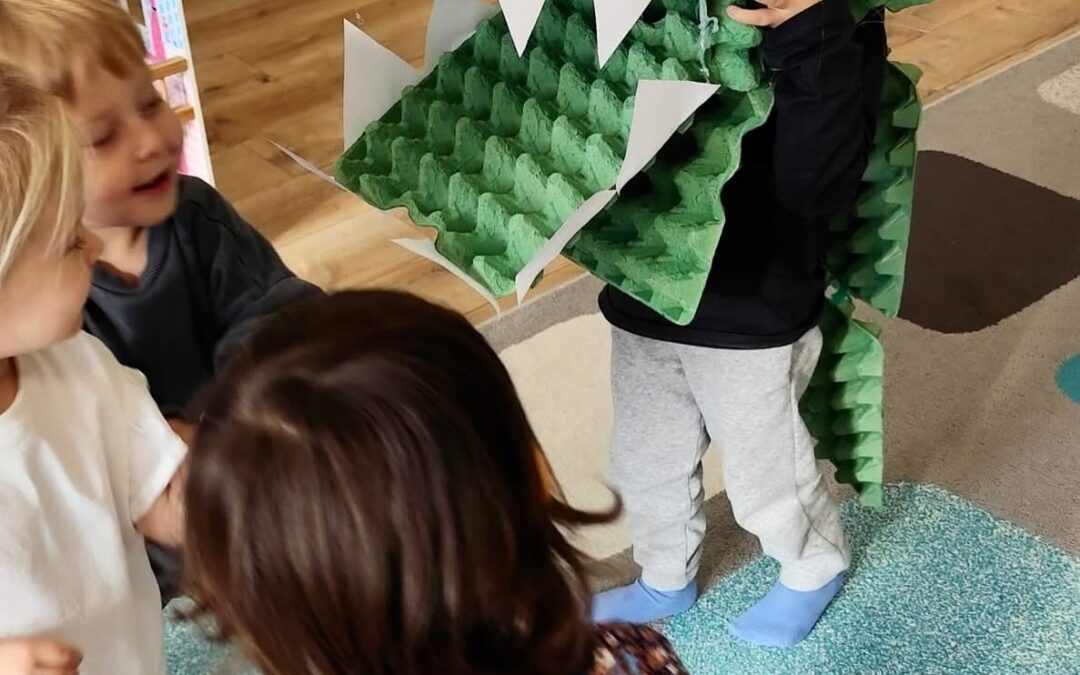 Poznajemy legendę o smoku wawelskim.  Zamiast oglądać przedstawienie – dzieci były aktorami  U nas w przedszkolu nie ma nudy ????