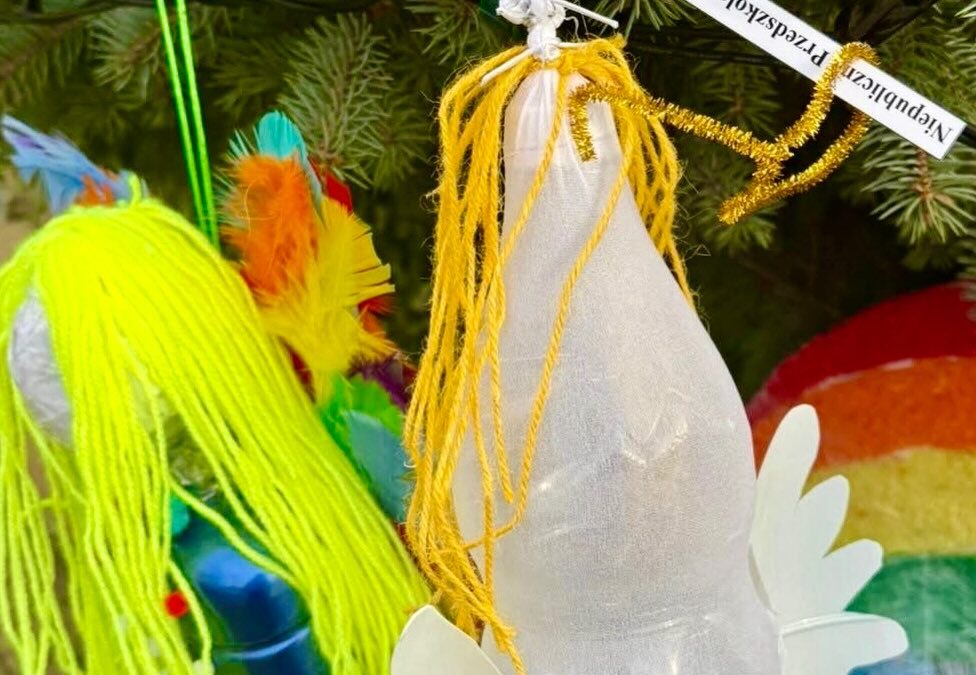 Miejska EKO CHOINKA przygotowana na&nbsp;święta. Piękna akcja strojenia choinki przed&nbsp;Urzędem Miasta przez&nbsp;puławskich przedszkolaków.