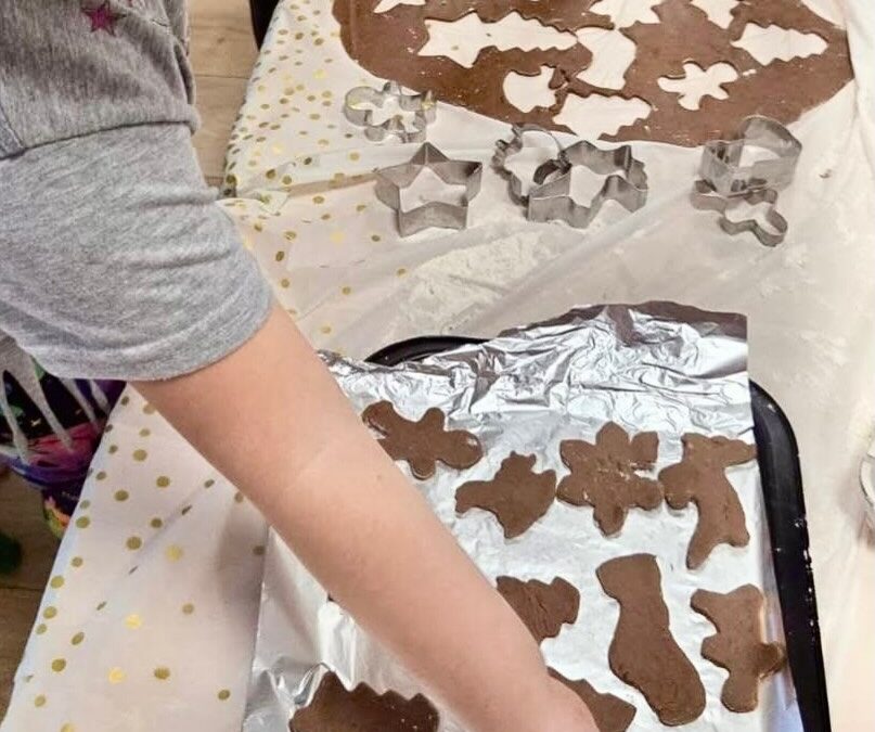 Pieczenie pierniczków to&nbsp;już coroczna, przedświąteczna tradycja w&nbsp;naszym przedszkolu – wprowadza nas w&nbsp;świąteczny nastrój ale&nbsp;również uczy współpracy i&nbsp;kreatywności