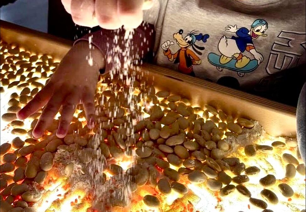 W naszym żłobku dzieje się dużo :) Dzieci codziennie doświadczają nowego. Rozwijają się, uczą, a przede wszystkim dobrze się bawią!