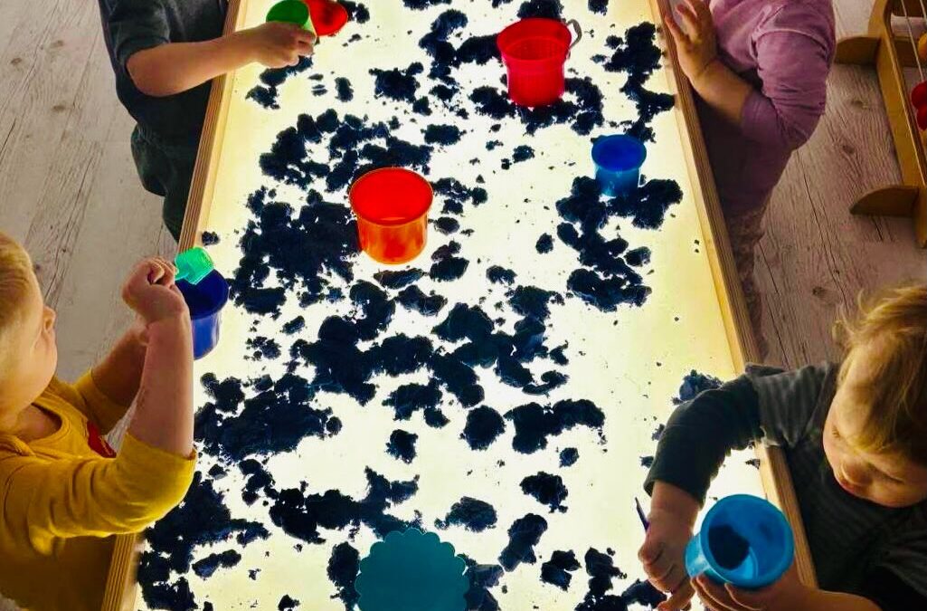 piasek kinetyczny + podświetlany stolik = świetlana zabawa