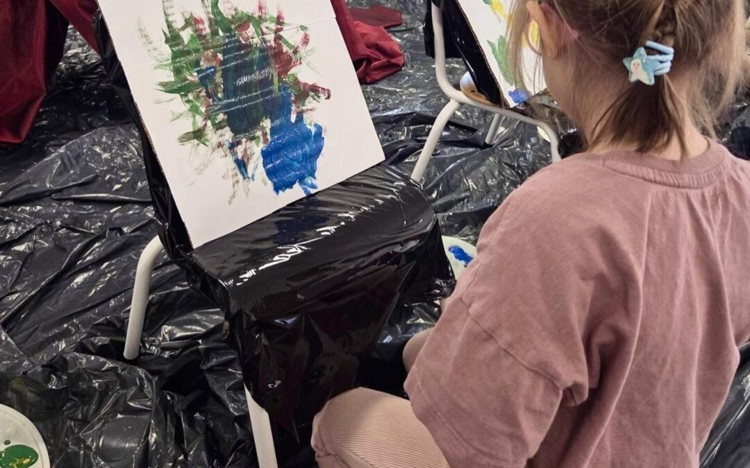 Dzisiaj sala przedszkolna zmieniła się w&nbsp;pracownię malarską :)